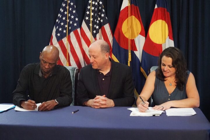 Colorado Signs New Contract with State Employee Union