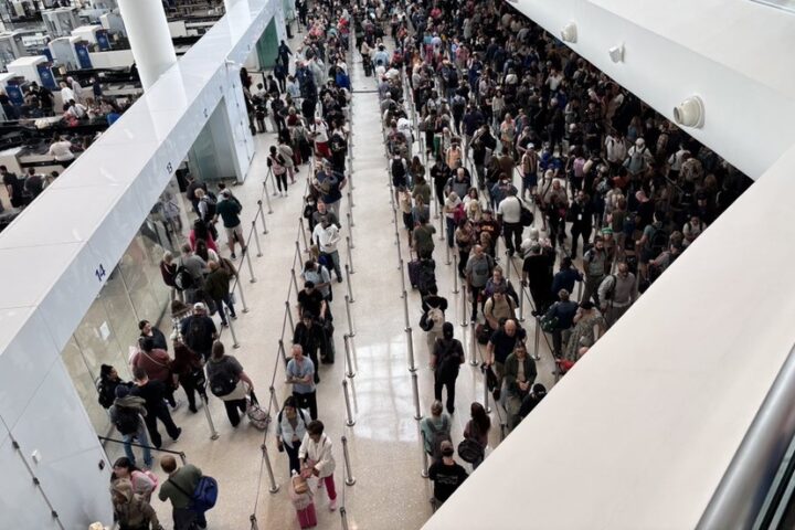 Airport Check-ins See Delays as TSA Officers Go Without Pay